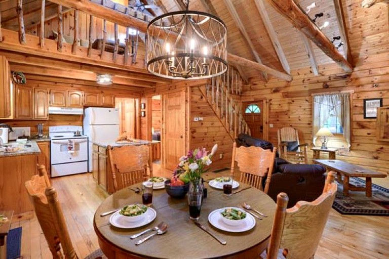 Cabins (United States of America, New Plymouth, Ohio)