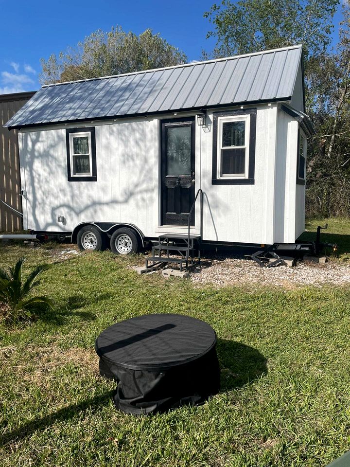 Spectacular Tiny House with Nice Sights in Alvin, Texas
