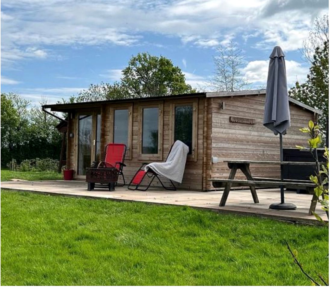 Cozy Rustic Cottage with Hot-Tub, Picnic Table and Landscape Views in UK