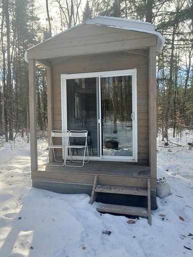 Glamping in Saint-Damien, Quebec, in this Cozy Cabin in the Woods
