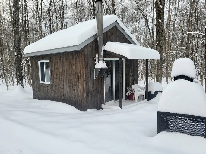 Cabins (Canada, Saint-Damien, Quebec)
