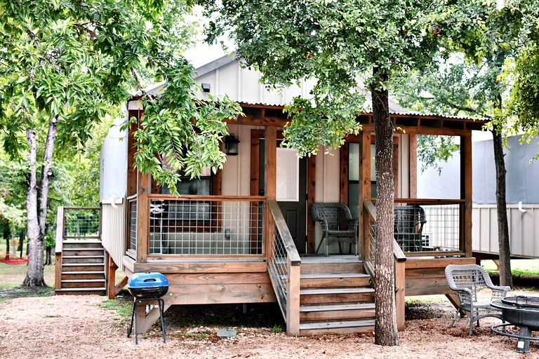 Tranquil Family Vacation by a Creek: Luxury Tented Cabin in Seguin, Texas