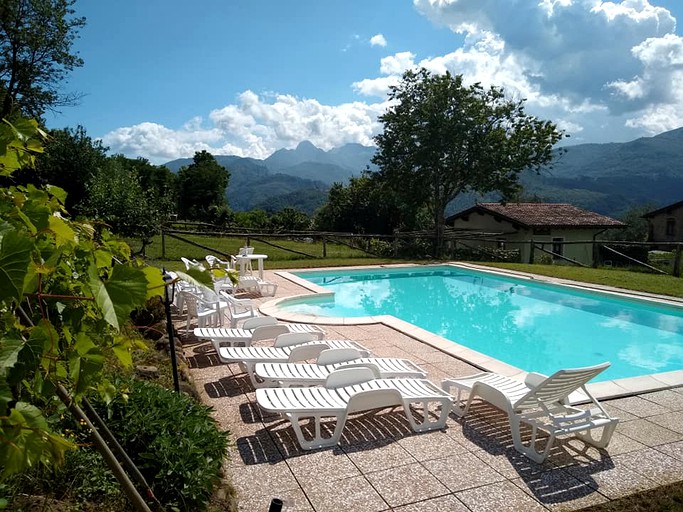 Cottages (Pieve Fosciana, Tuscany, Italy)