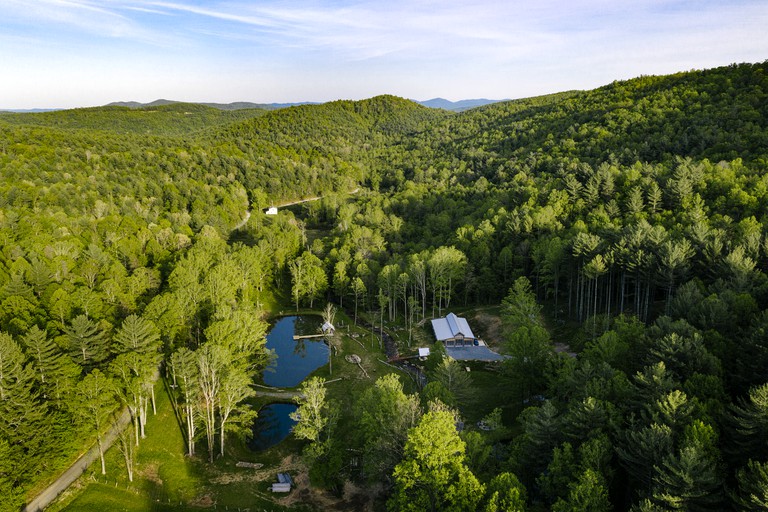 Huts (Purlear, North Carolina, United States of America)