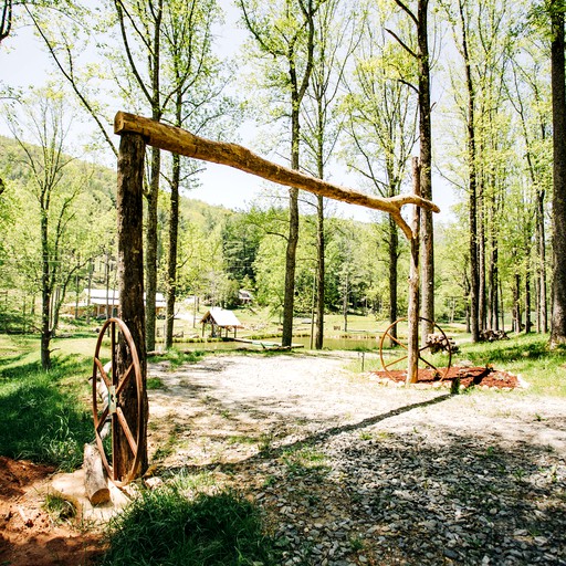 Huts (Purlear, North Carolina, United States of America)