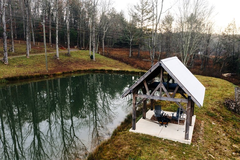 Mountain Glamping Hut Nestled in a Private, Open-Meadow Valley Near to Blue Ridge Parkway and Ideal for Nature Enthusiasts