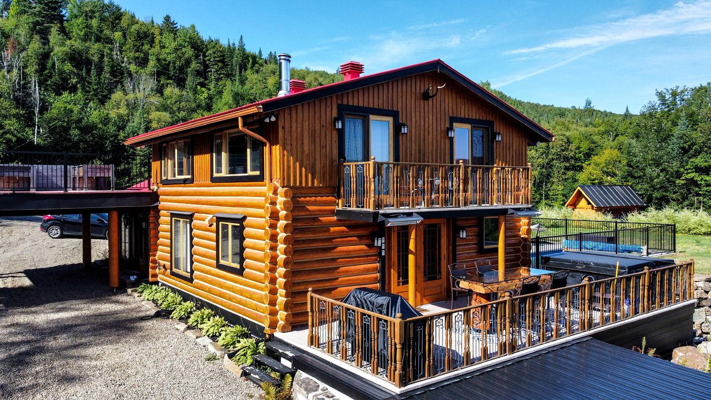 Spectacular Equipped Cottage with Pool, Jacuzzi and Poker Table in Quebec