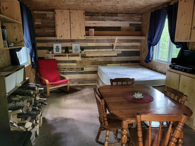 Cabins (Canada, Saint-Damien, Quebec)