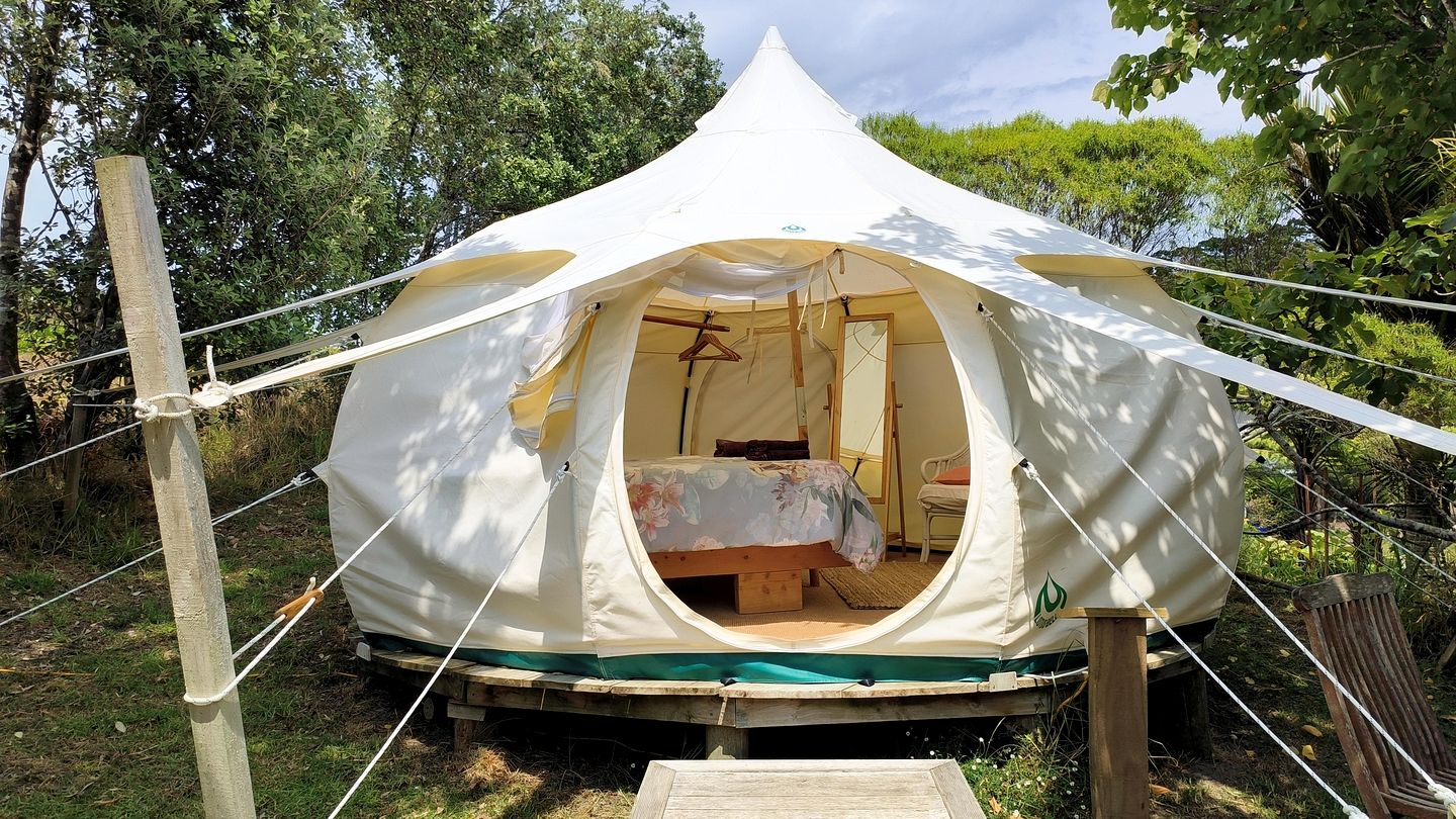 Sunny Vineyard-View Glamping with Outdoor Kitchen near Oneroa, Waiheke Island