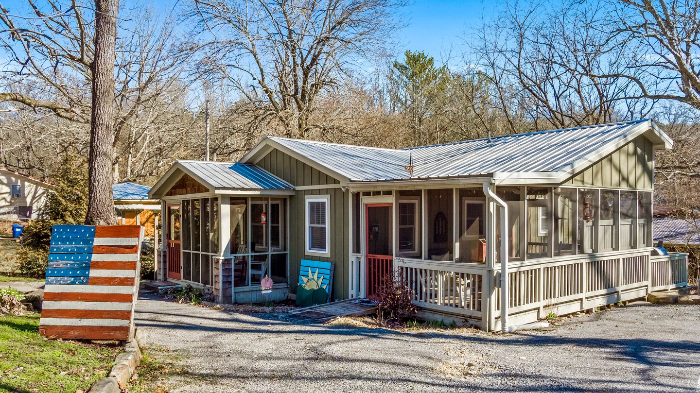 Adorable Cottage with Fire Pit, Yard and Jacuzzi in Mentone, Alabama