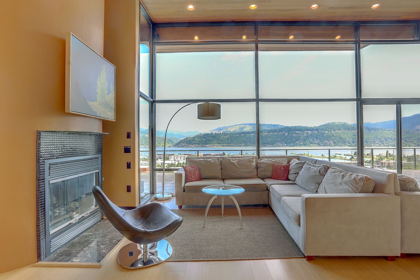 Elegant Six-Bedroom Retreat with Panoramic Columbia River Gorge Views in Hood River, Oregon