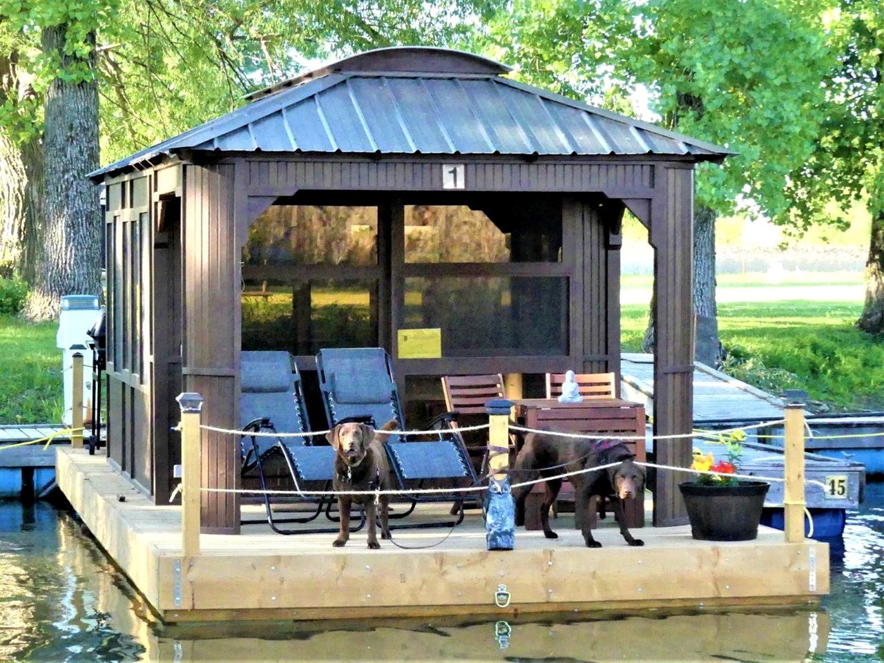 Cozy Floating Home with Barbecue in Ile-aux-Noix, Quebec