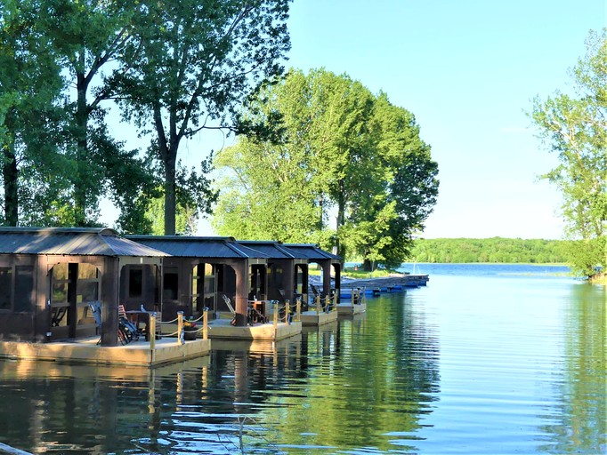 Floating Homes (Canada, Île-aux-Noix, Quebec)