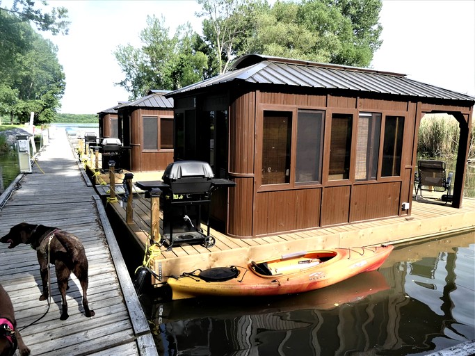 Floating Homes (Canada, Île-aux-Noix, Quebec)