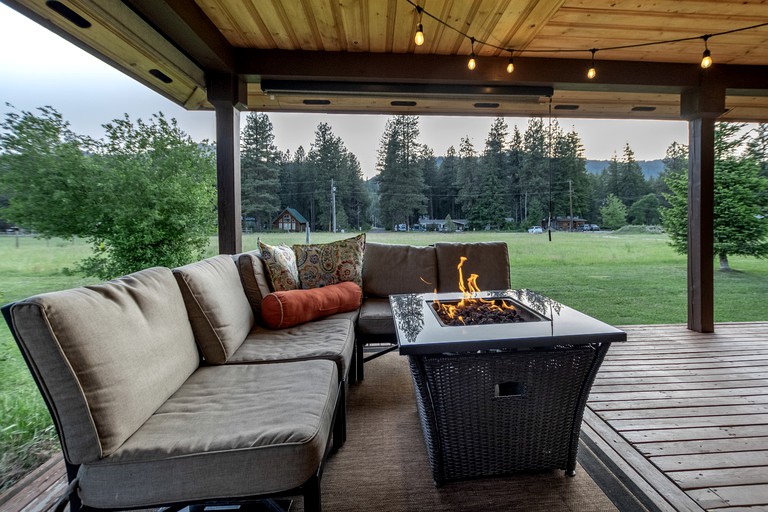 Exceptional Cabin with Panoramic Mountain Views Ideal for Star-Gazing from the Outdoor Hot-Tub by Lake Chelan, Washington