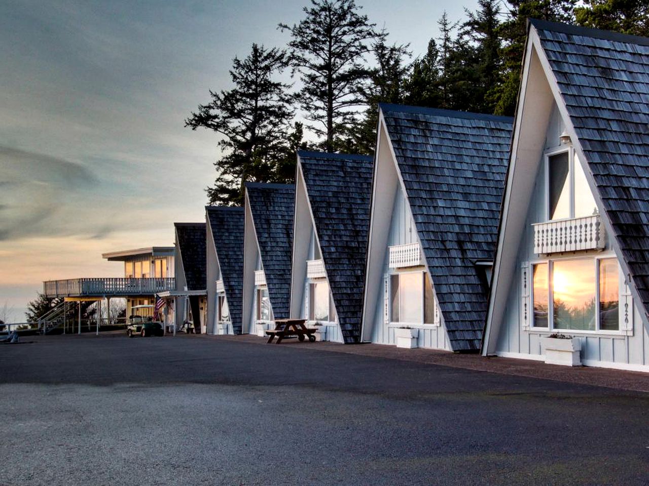 Cabins (Otter Rock, Oregon, United States)