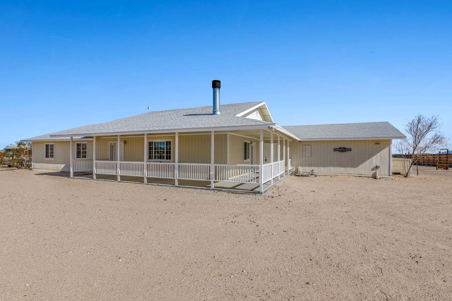 Amazing Joshua Tree Rental, Perfect for Family or Group Glamping and Yoga Retreats