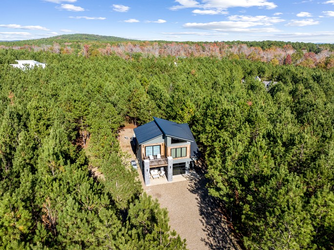 Amazing Secluded Cabin Perfect for Couples in Broken Bow, Oklahooma