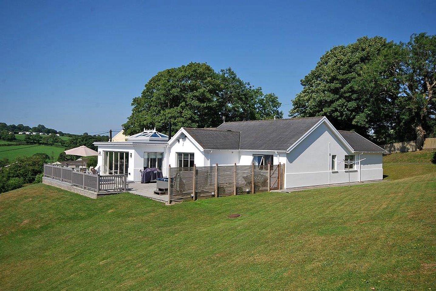 Modern Cottage with Hot-Tub and Picnic Space in Saundersfoot, Wales