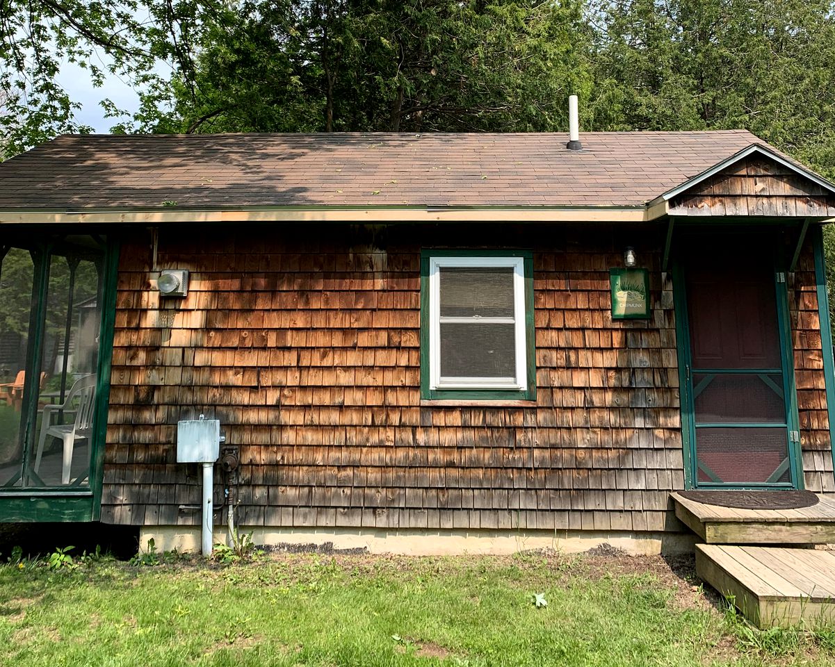 Cabins (South Hero, Vermont, United States of America)