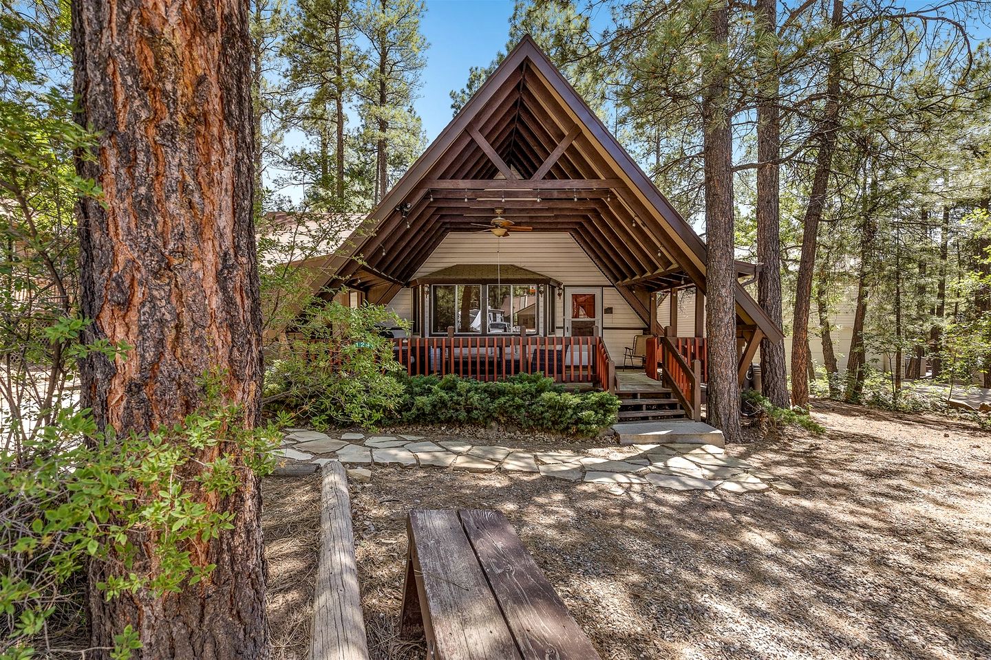 Cozy A-Frame Cabin Nestled in the Ponderosa Pines for a Memorable Family Getaway in Nature near Flagstaff, Arizona