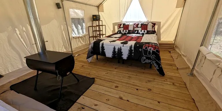 Snug Safari Tent for Glamping Getaways to Texas Hill Country | Safari Tents (Bandera, Texas, United States of America)