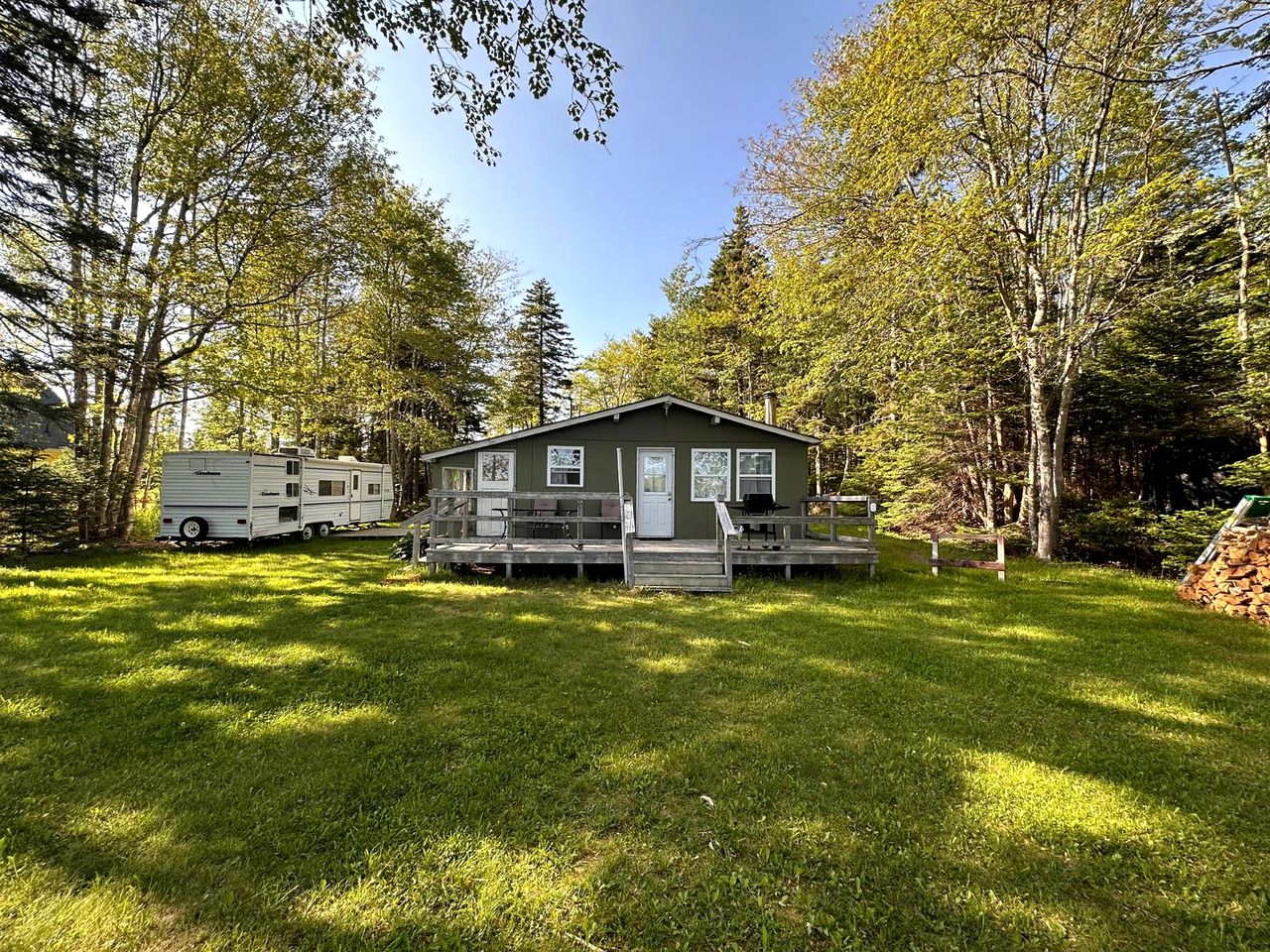 Beautiful Lakeside Group Cabin Including a Trailer for Extra Space in Nova Scotia