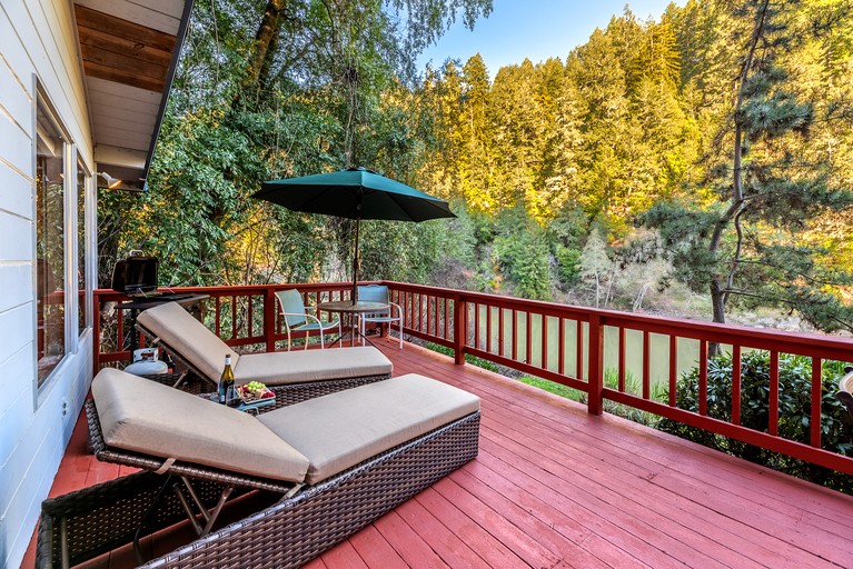Peaceful Cottage with Deck and River Views in Monte Rio, California