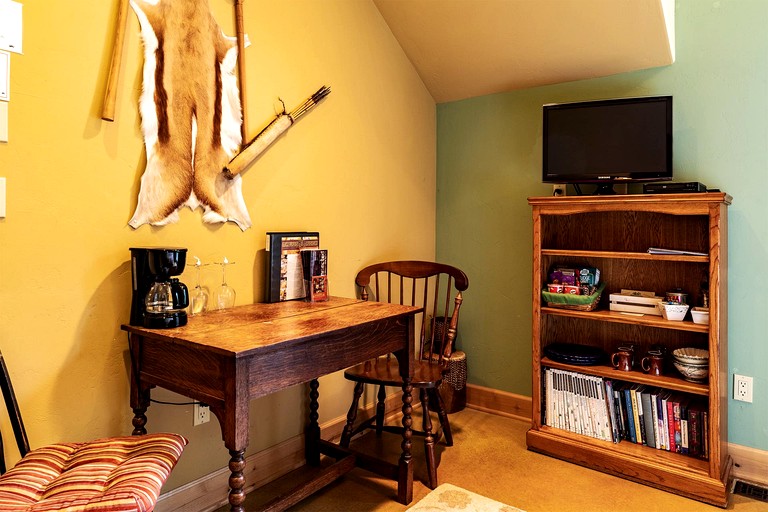 Serengeti-Inspired Vacation Rental for an Escape in Bonner County, Idaho | Nature Lodges (Sandpoint, Idaho, United States of America)