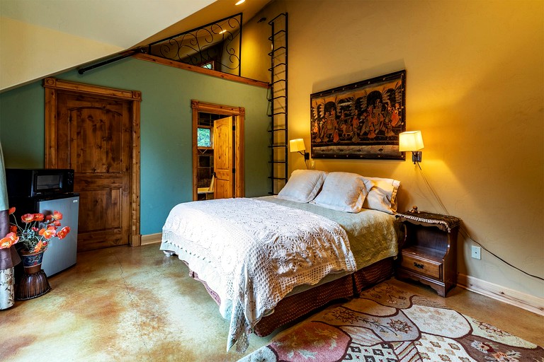 Serengeti-Inspired Vacation Rental for an Escape in Bonner County, Idaho | Nature Lodges (Sandpoint, Idaho, United States of America)