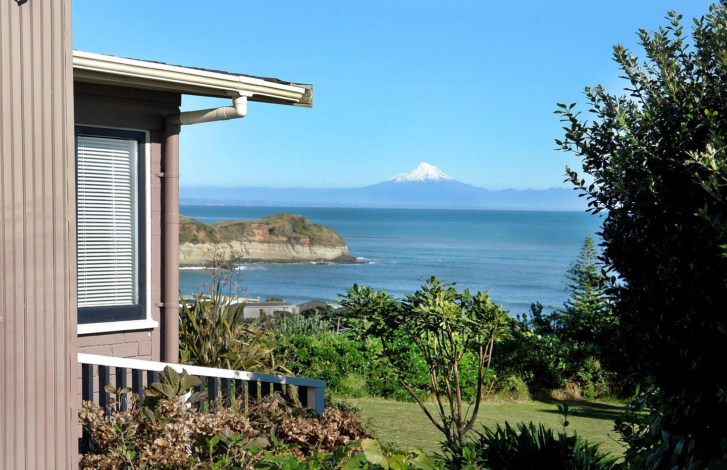 Stunning Rental with Water Views in Mokau, North Taranaki, New Zealand