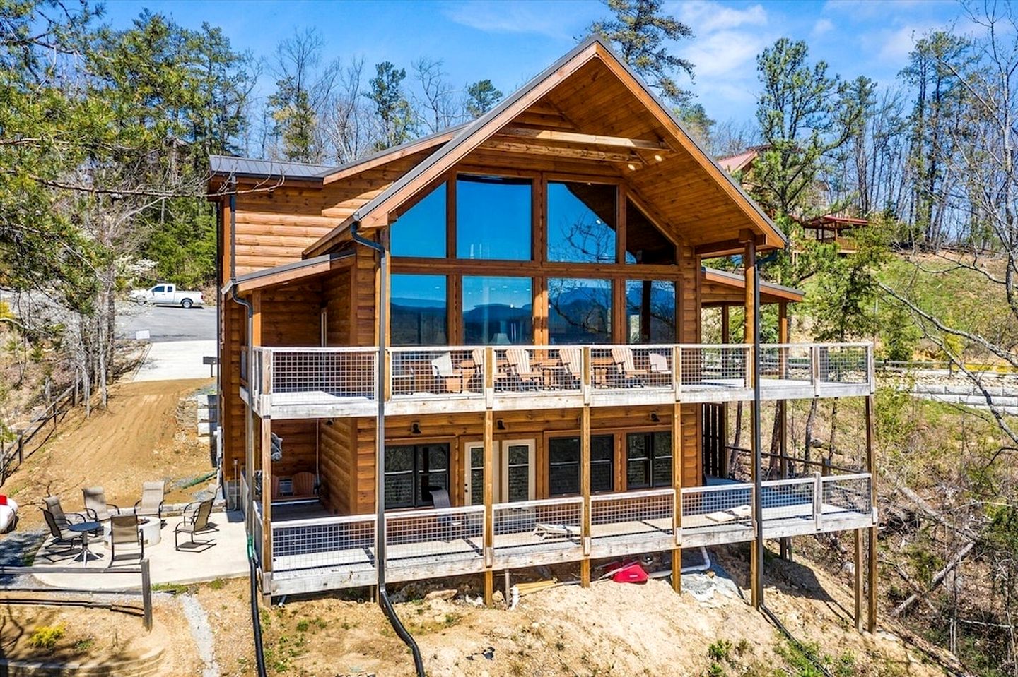 Luminous Cabin with Gorgeous Interior and Hot-Tub in Tennessee