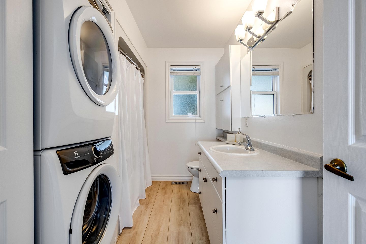 Beachfront Cottage with Stunning Sights in Leamington, Ontario