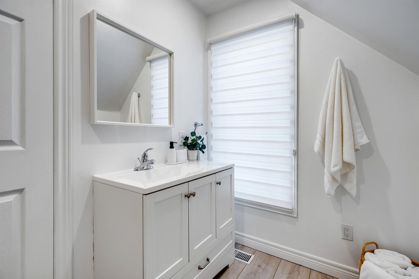 Beachfront Cottage with Stunning Sights in Leamington, Ontario