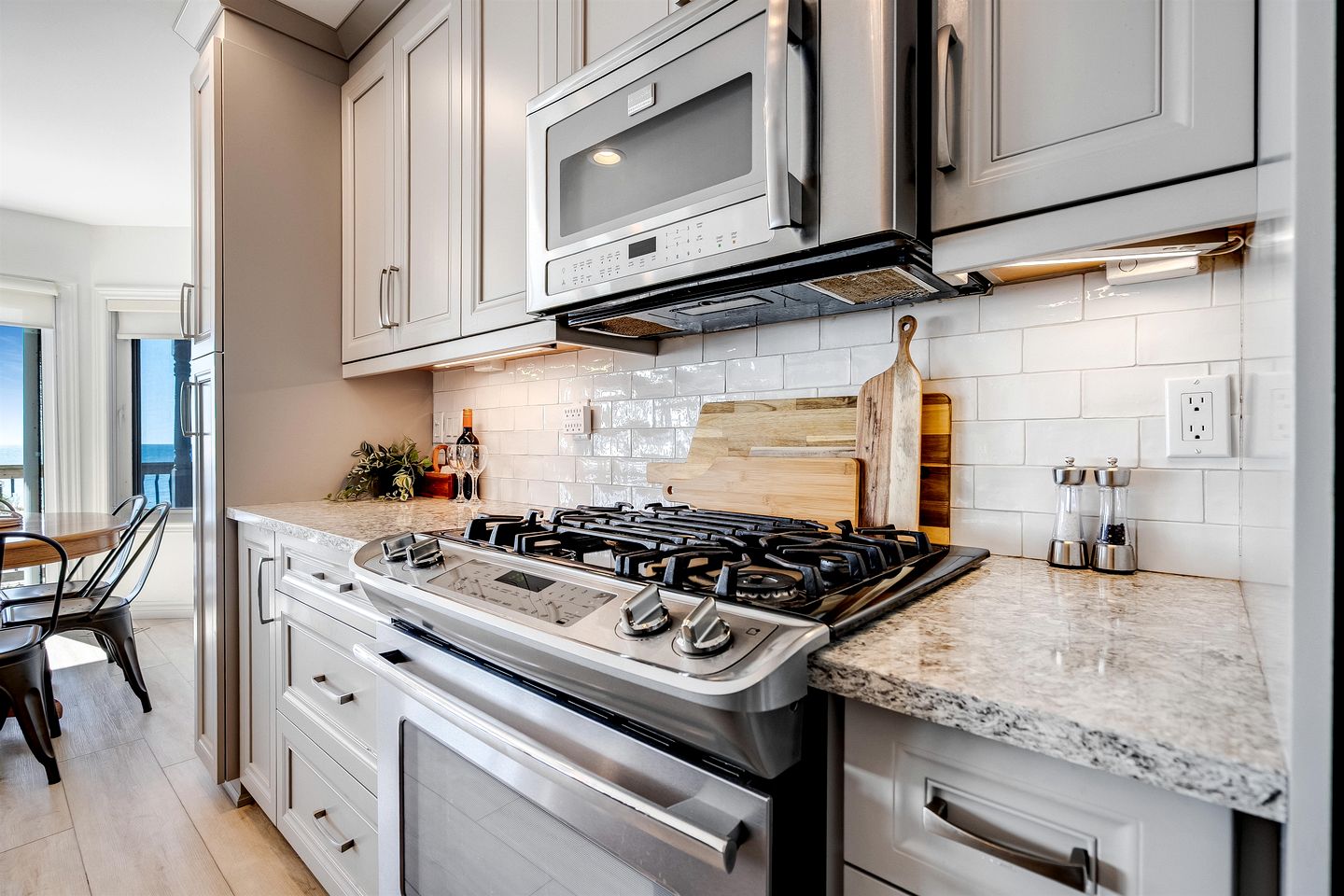 Beachfront Cottage with Stunning Sights in Leamington, Ontario