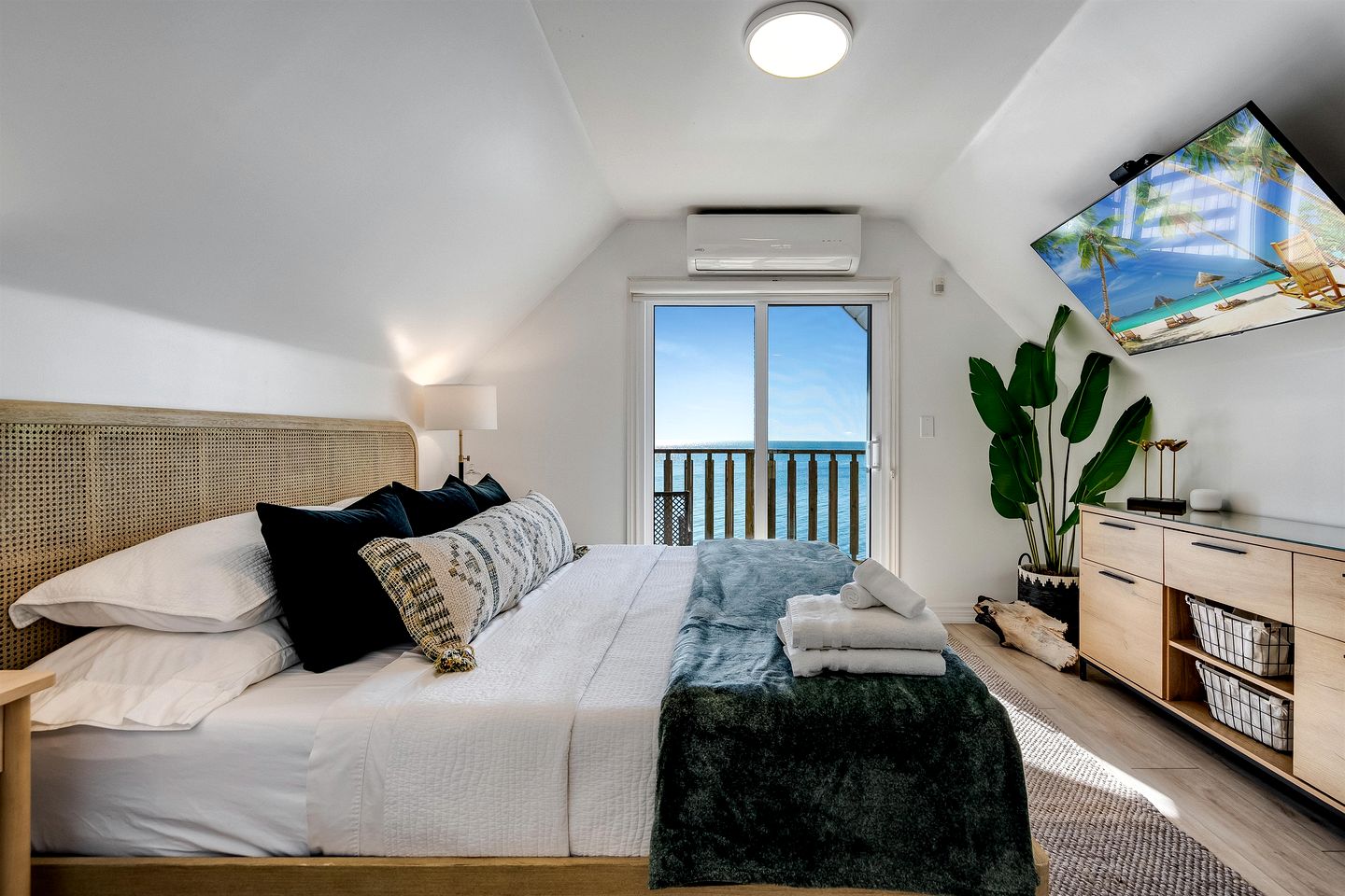 Beachfront Cottage with Stunning Sights in Leamington, Ontario