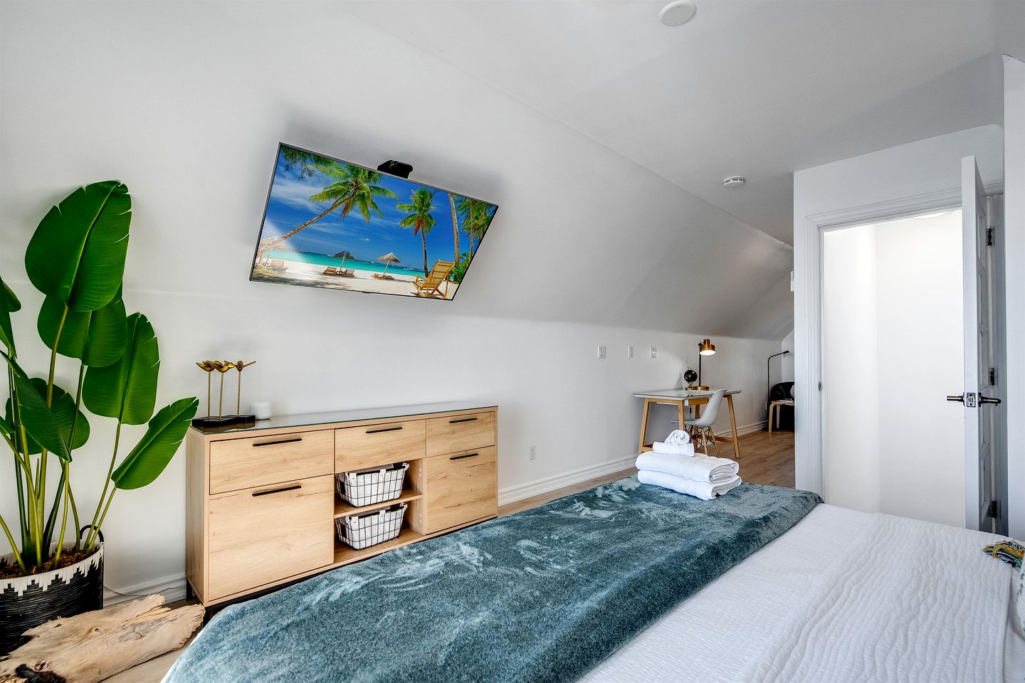 Beachfront Cottage with Stunning Sights in Leamington, Ontario