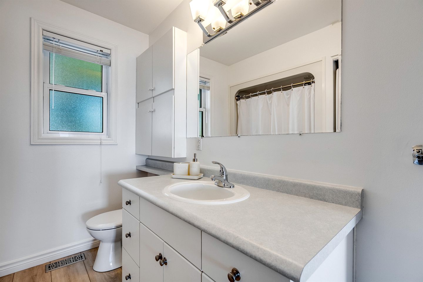 Beachfront Cottage with Stunning Sights in Leamington, Ontario