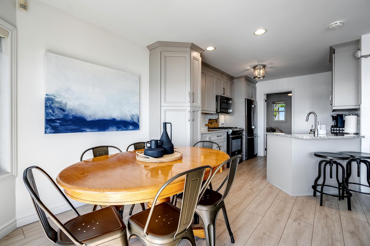 Beachfront Cottage with Stunning Sights in Leamington, Ontario