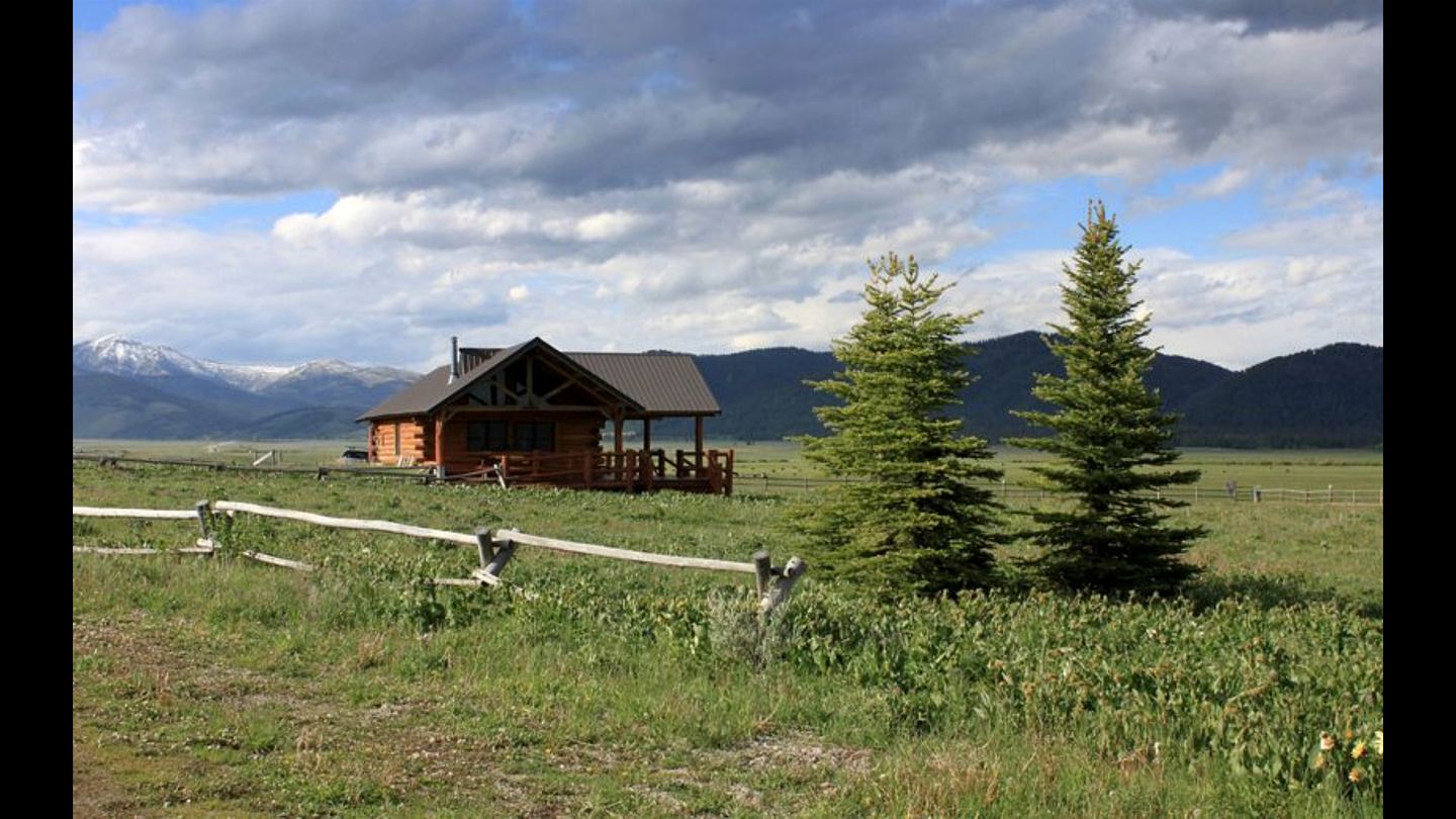 Tranquil Cabin with Amazing Views from the Incredible Deck, the Perfect Base for your Island Park Adventures in Idaho