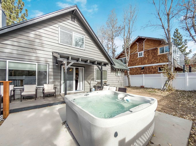 Relaxing Nature-Inspired Retreat with Cozy Lounge in Big Bear, California