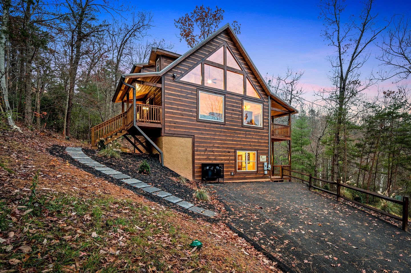 Wonderful Cabin with Pool Table, Games and Hot-tub in Gatlinburg, Tennessee
