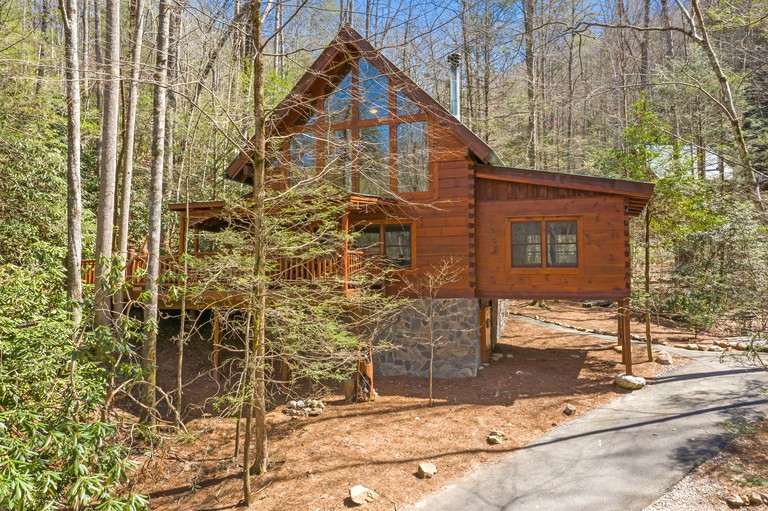Gorgeous Cabin with Fireplace and Hot-tub in Sevierville, Tennessee