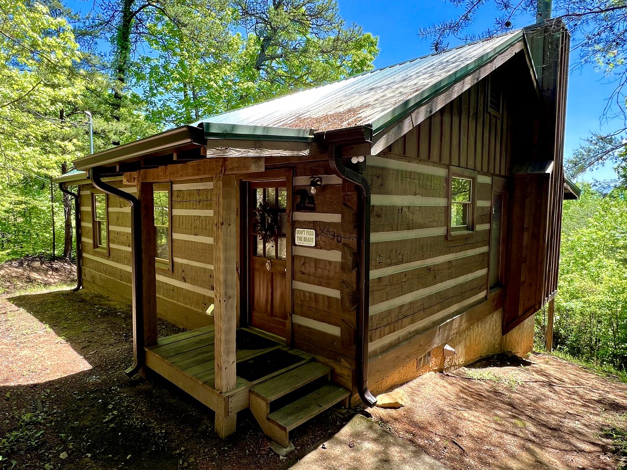 Rustic Picturesque Cabin with Hot-Tub in Sevierville, Tennessee