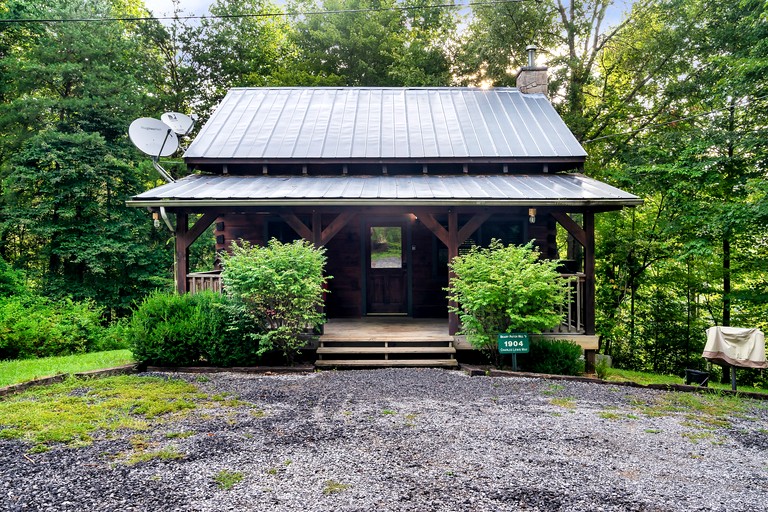 Outstanding Cabin with Hot-tub and Great Forest Views in Sevierville, Tennessee