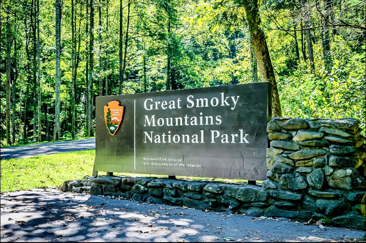 Outstanding Cabin with Hot-tub and Great Forest Views in Sevierville, Tennessee