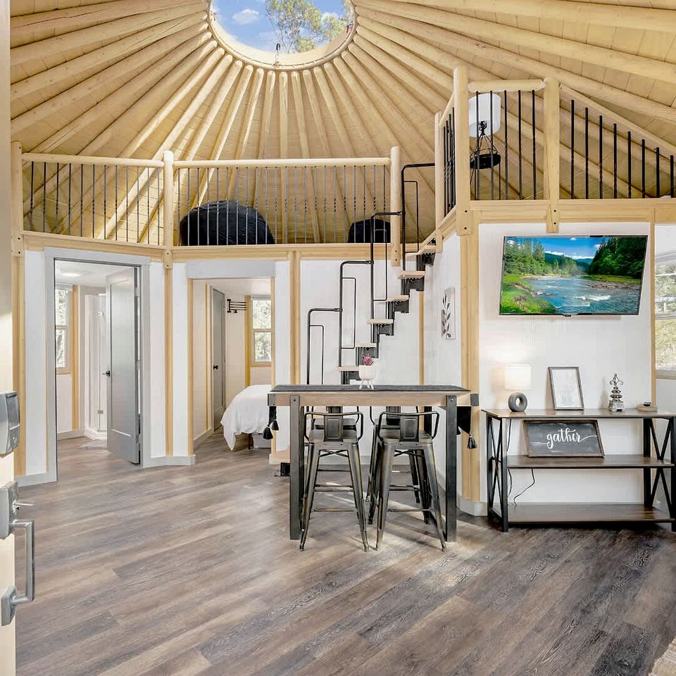 Luxurious Yurt-Cabin with Private Hot Tub Located Near Canyon Lake, Texas