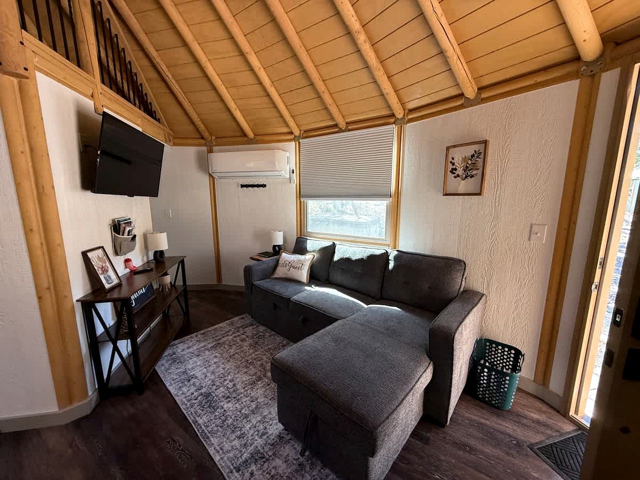 Luxurious Yurt-Cabin with Private Hot Tub Located Near Canyon Lake, Texas