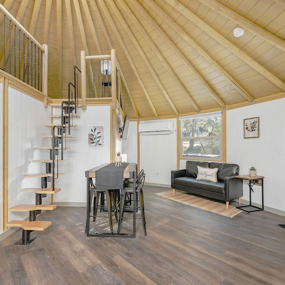 Luxurious Yurt-Cabin with Private Hot Tub Located Near Canyon Lake, Texas