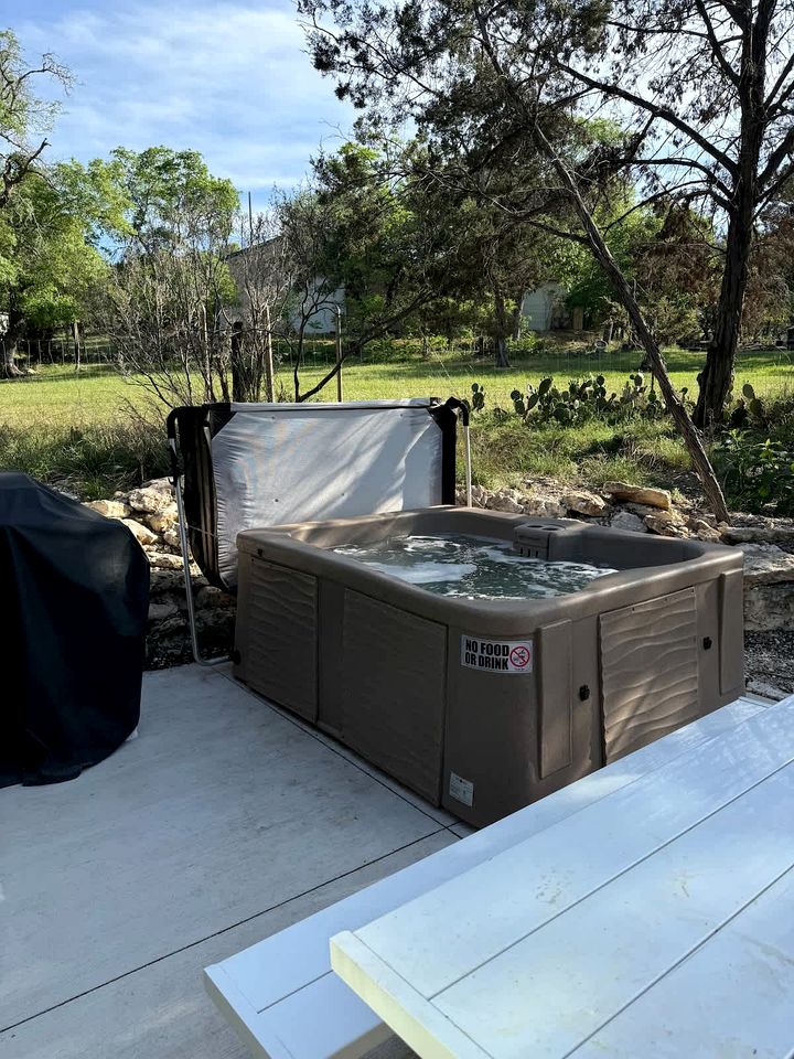 Luxurious Yurt-Cabin with Private Hot Tub Located Near Canyon Lake, Texas